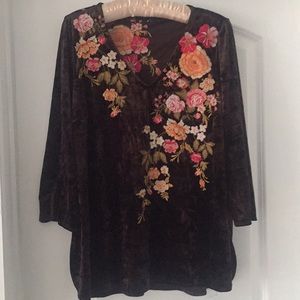 Velvet tunic with embroidered flowers
